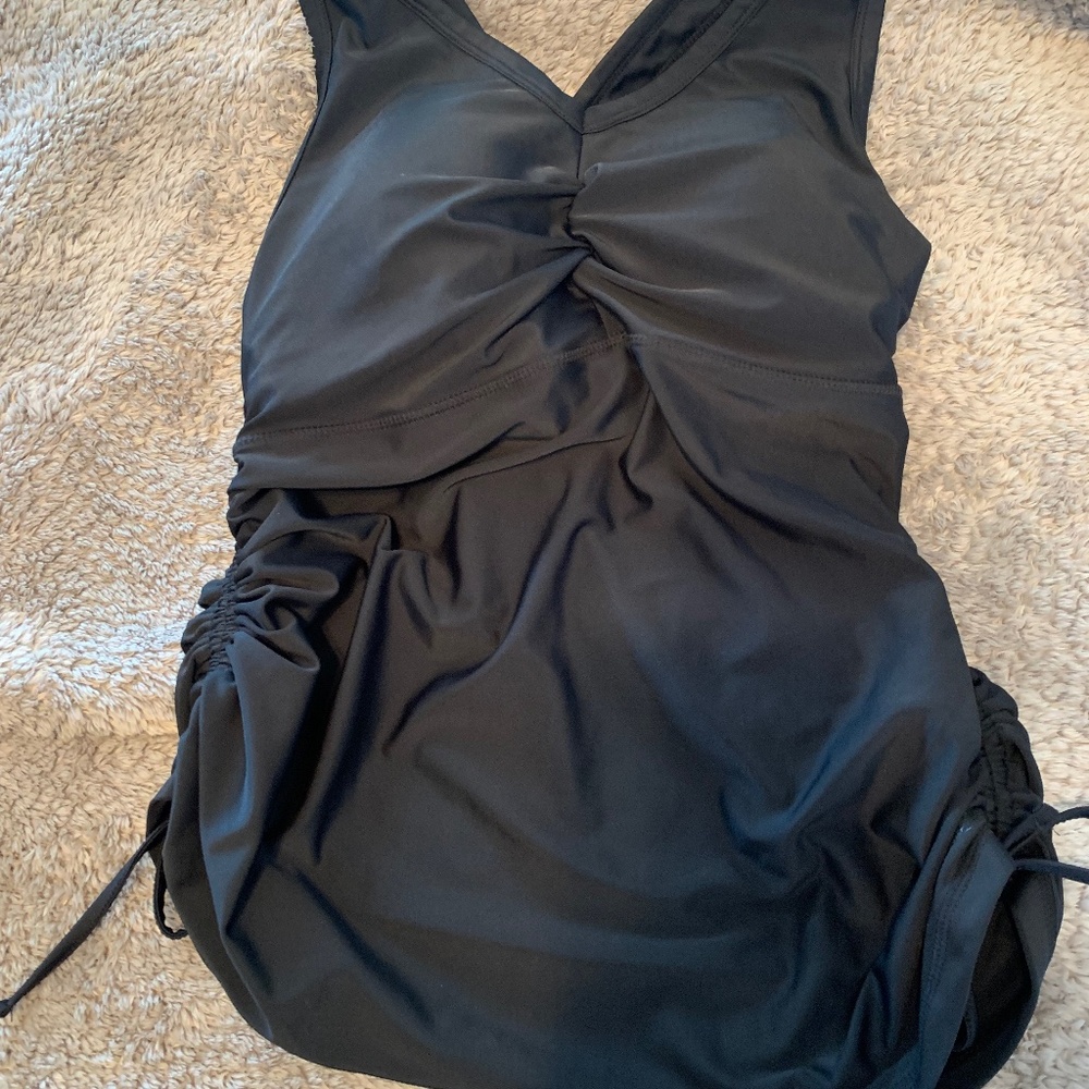 U V Skinz women’s bathing suit top size L